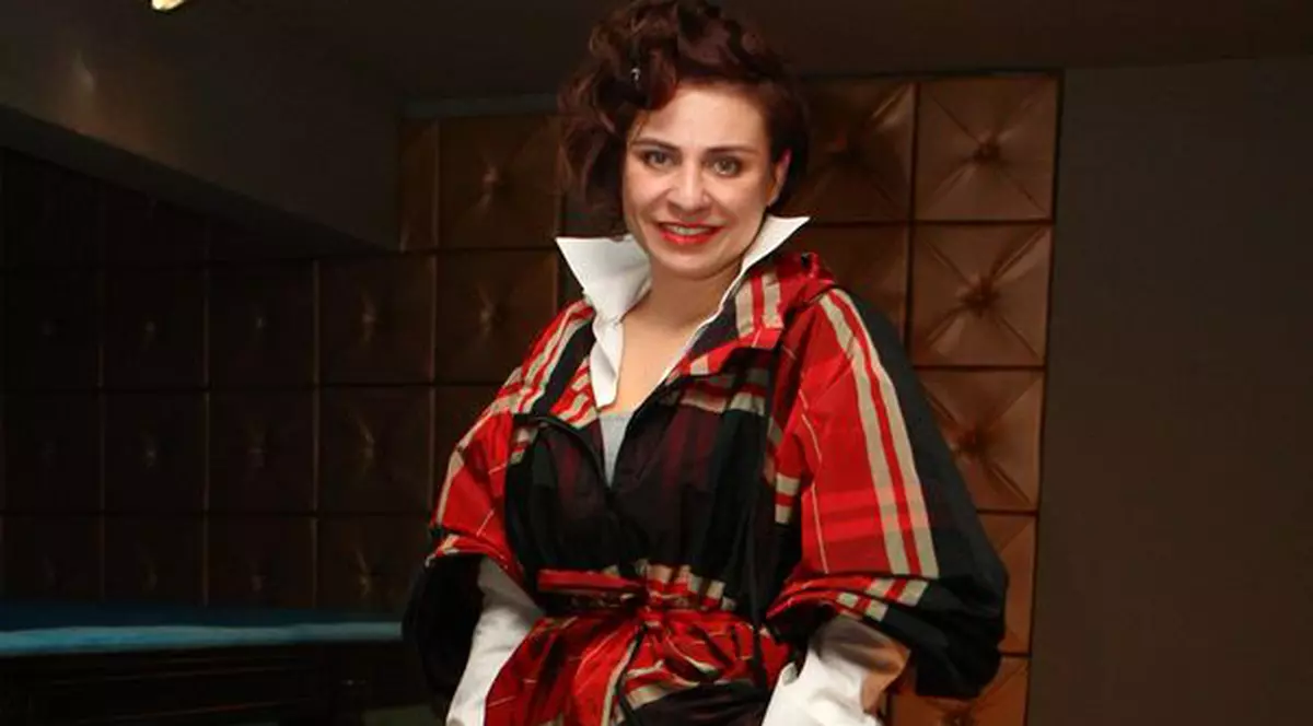 Ai burtică? Adina Buzatu îţi spune cu ce să te îmbraci ca să arăţi bine!