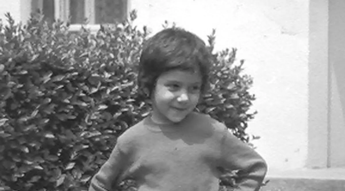 Uite cum arăta în copilărie una dintre cele mai frumoase ştiriste. O recunoşti?