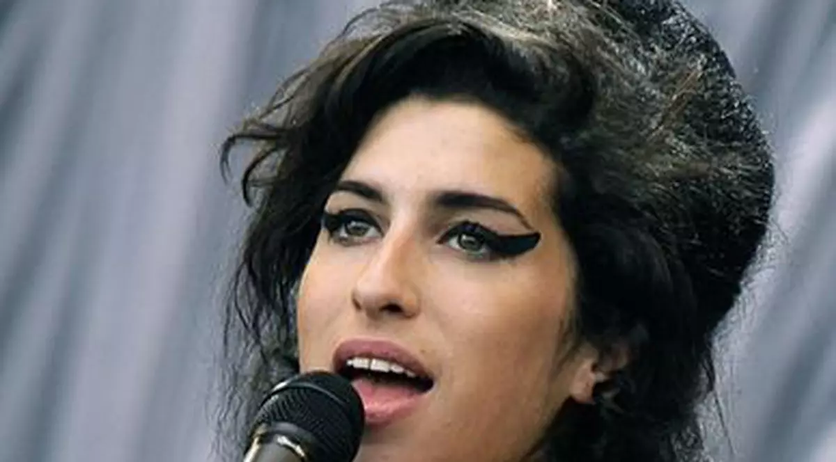 Amy Winehouse se temea de competiţia cu Adele