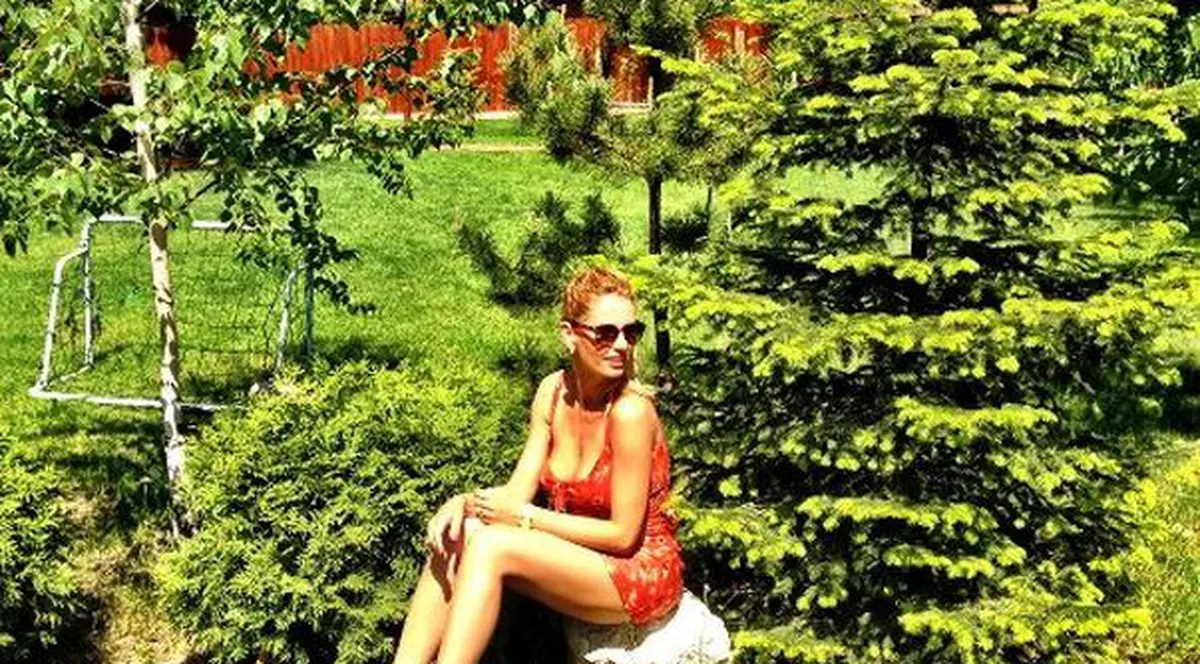 Andreea Bănică, te distrezi sau faci parada modei? Cântăreața merge la grătar pe tocuri de 20 cm