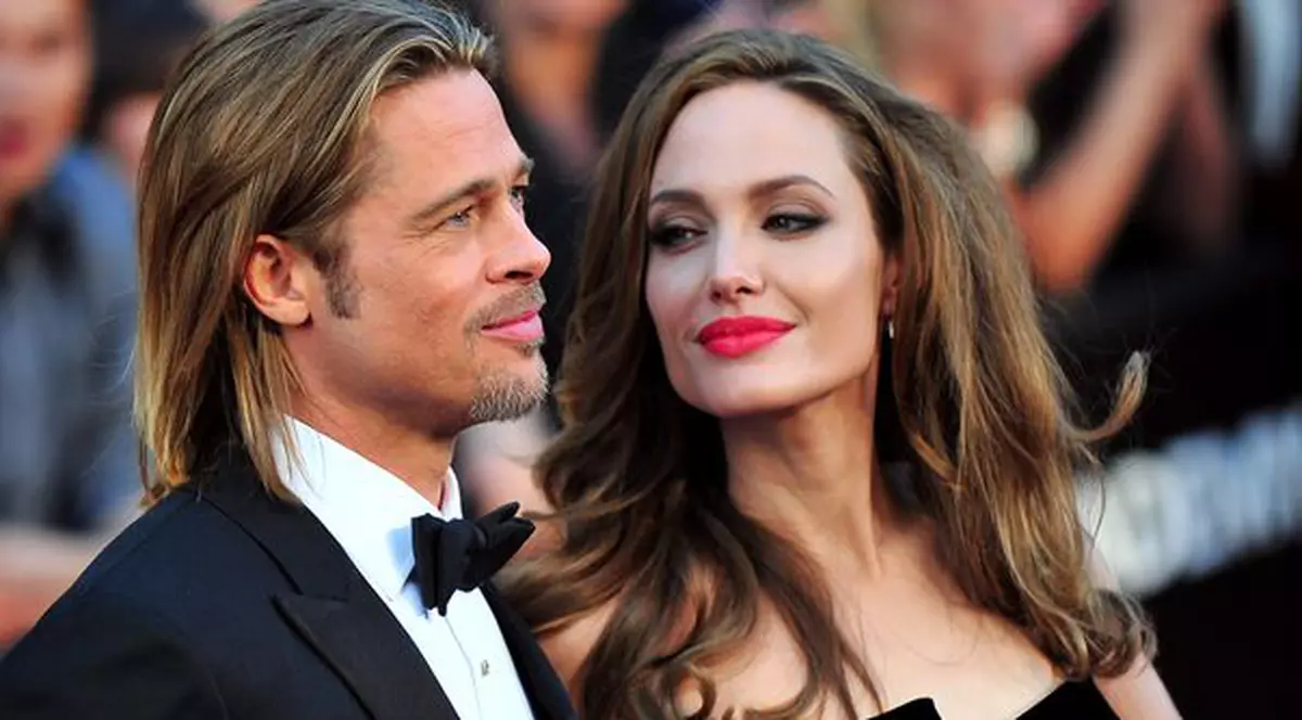 Ăsta de cadou! Angelina Jolie i-a cumpărat lui Brad Pitt un elicopter de 1 milion de lire sterline