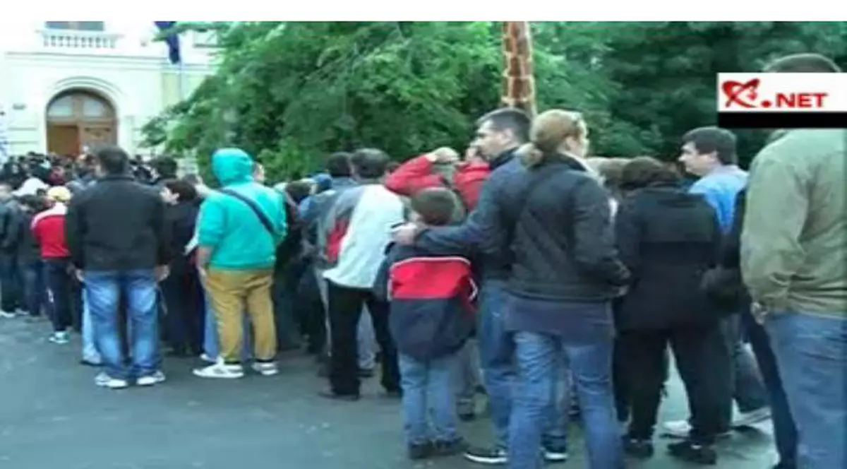 Noaptea bulucelii! Mii de oameni au dat din coate și au stat la cozi, pentru a intra gratuit la muzee