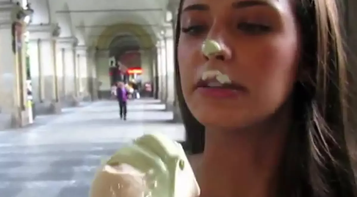 ANTONIA, aşa cum nu ai mai văzut-o! Uite cum LINGE ÎNGHEŢATA | VIDEO