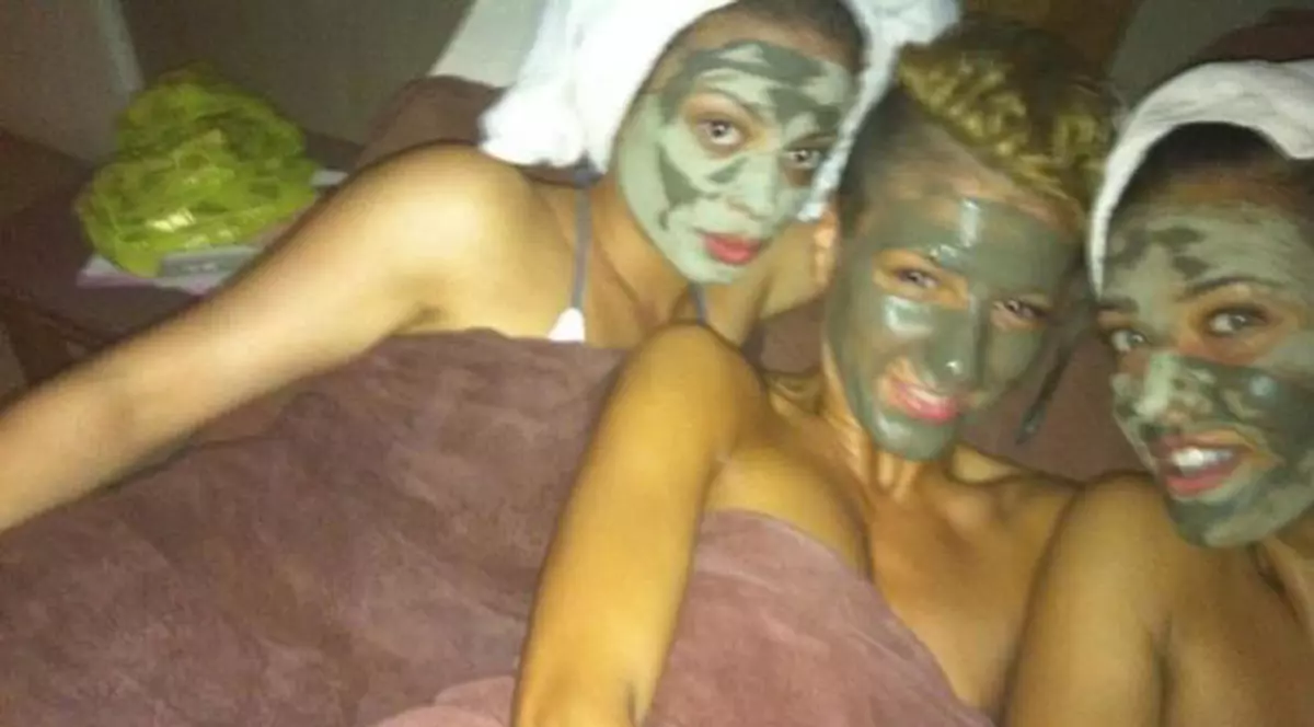 Uite cum arată cea mai frumoasă femeie din România cu mască de nămol pe faţă. O recunoşti?