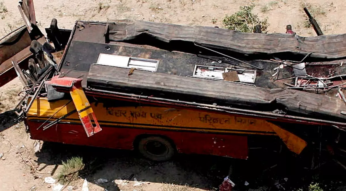 Cinci morți în Italia, după ce un autocar a căzut de la 50 de metri de pe un pod 