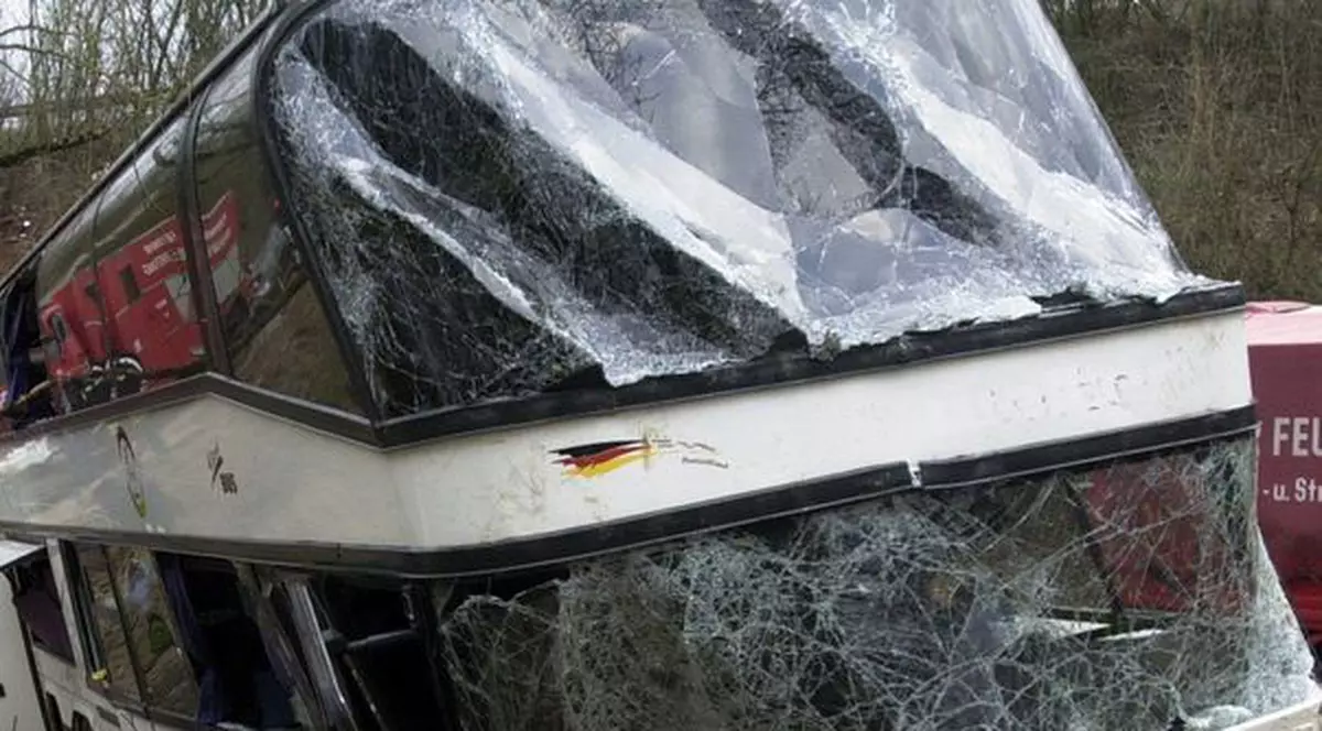 Autocar cu români, răsturnat în Franţa: un bebeluş a MURIT şi 40 de persoane sunt rănite