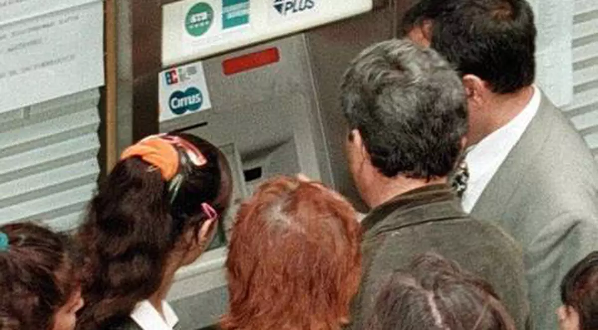 Gură de aer pentru greci. Băncile elene vor fi recapitalizate cu 18 miliarde de euro 