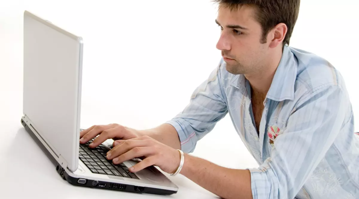 Internetul este medicul tău? Uite 3 motive pentru care ar trebui să renunţi la el 