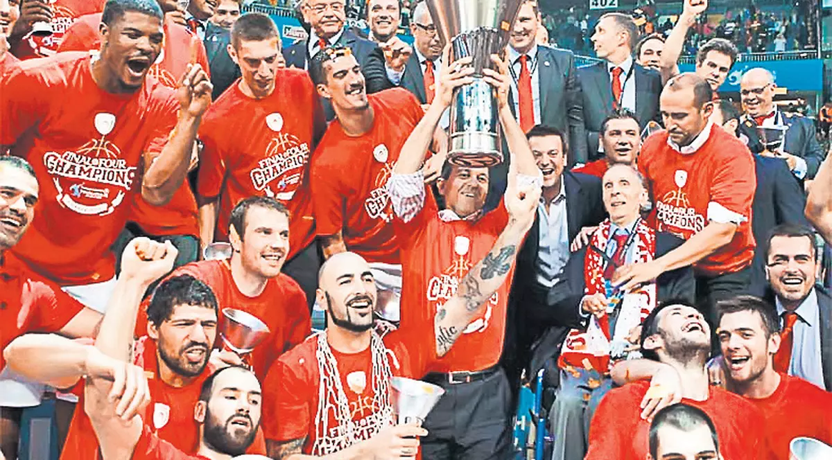 Olympiacos e regina Europei la baschet