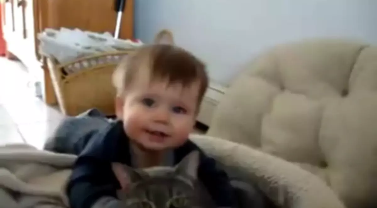 LIKE, LIKE, LIKE! Uite câtă IUBIRE există între un copilaş şi o pisică | VIDEO