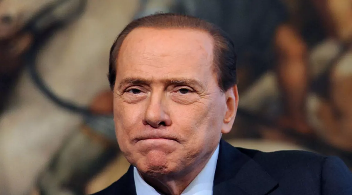 Prostituatele îi miroseau picioarele lui Berlusconi