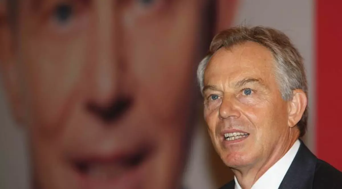 Tony Blair îl învaţă pe David Cameron cum să conducă ţara