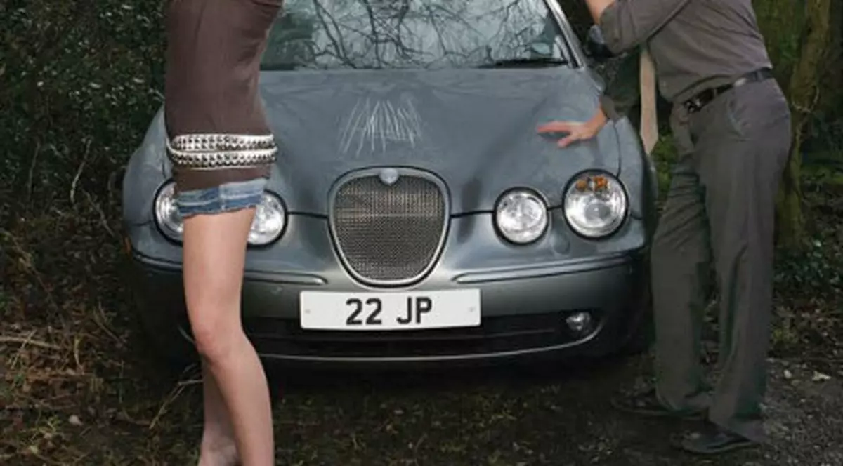 Cum reacţionează o blondă bună când iubitul ei face accident?