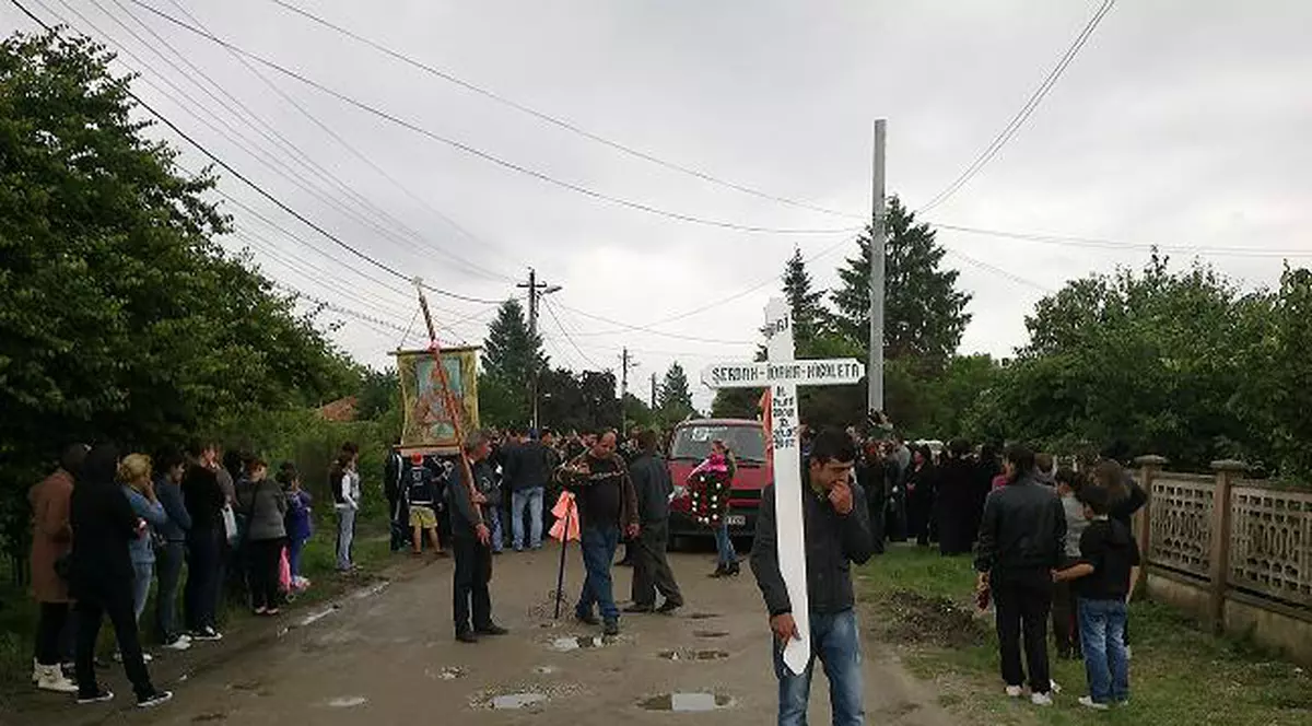 Sute de oameni la înmormântarea fetiţei moarte în condiţii suspecte în spital