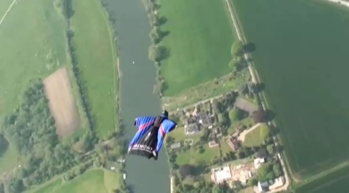 Ce nebunie! Un britanic a sărit din avion fără paraşută şi a supravieţuit. Află cum a fost posibil! | VIDEO
