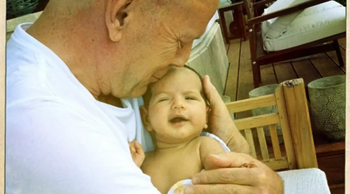 Ce au în comun Bruce Willis și fiica lui cea mai mică? Te vei lămuri în prima imagine cu fetița! FOTO