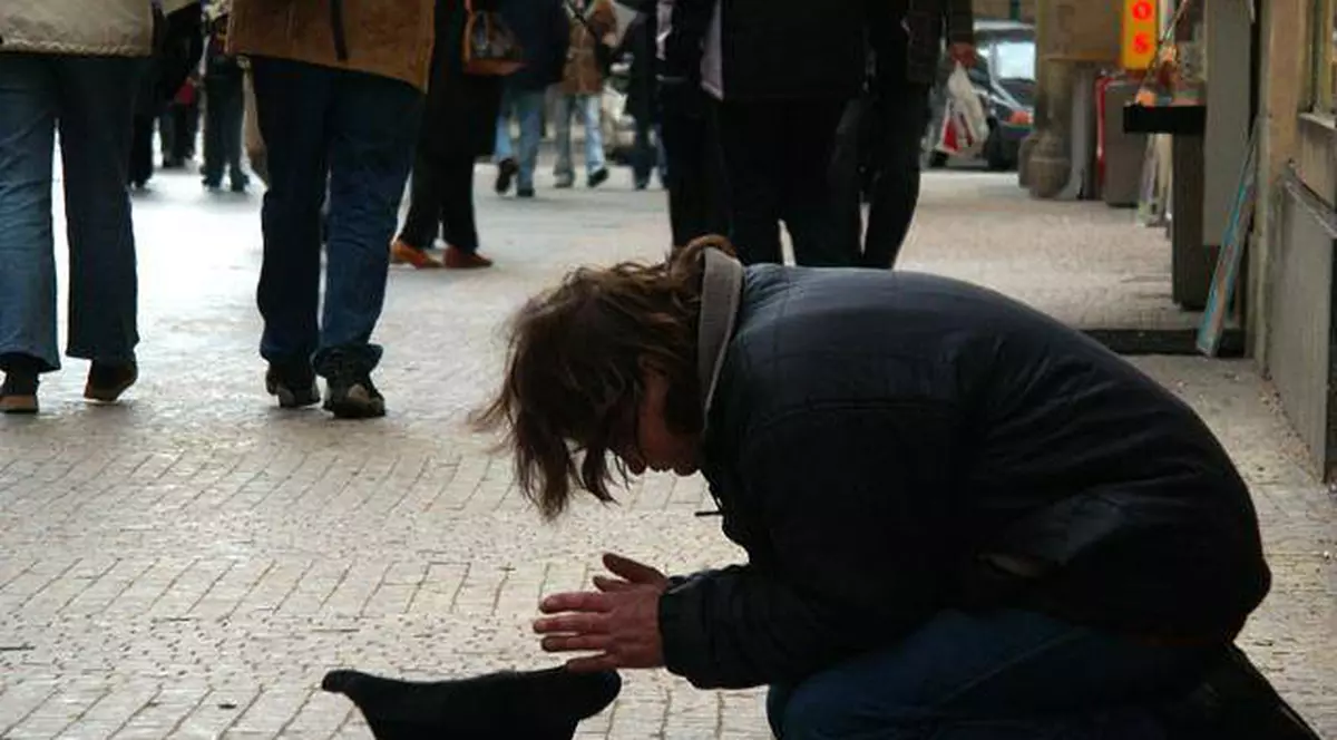 Cerșetorii români și-au făcut ”sediu” în buricul Londrei și i-au băgat în sperieți pe cei britanici. ”Ne amenință cu cuțitele și își fac nevoile în fața noastră”