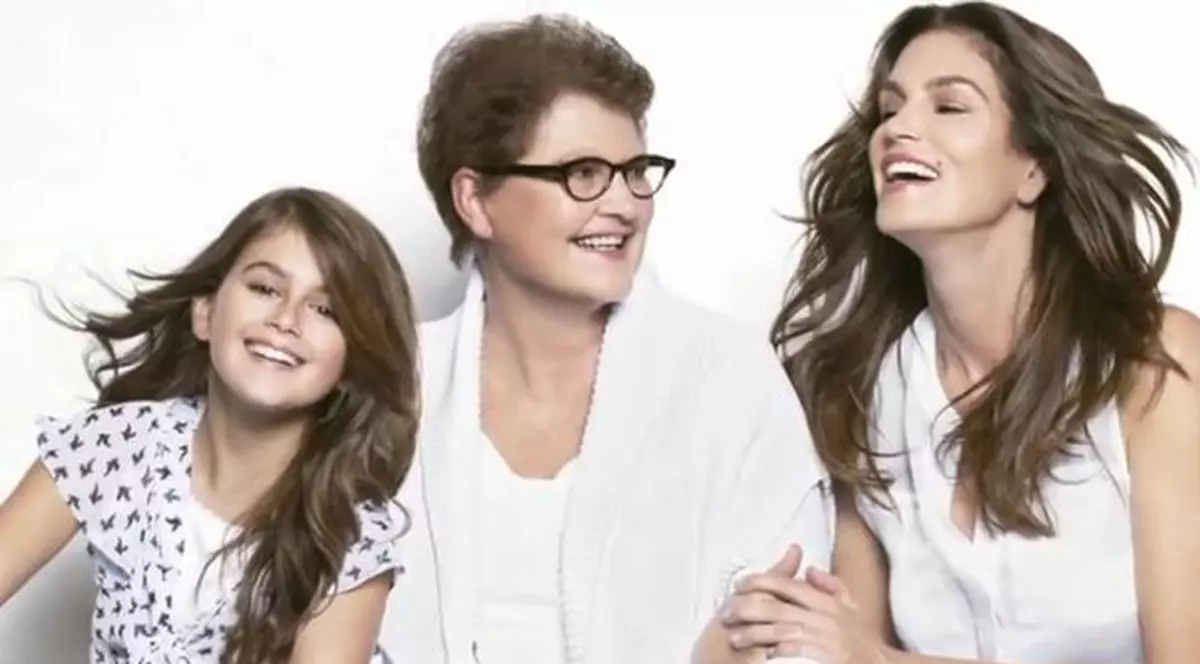 Cindy Crawford a pozat alături de mama și de fiica ei. Care-i mai frumoasă?