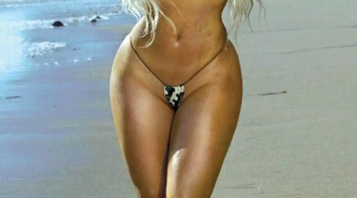 PIȚIPOANCA fără FRONTIERE! Coco poartă SUTIENUL pe post de CHILOȚI? FOTO