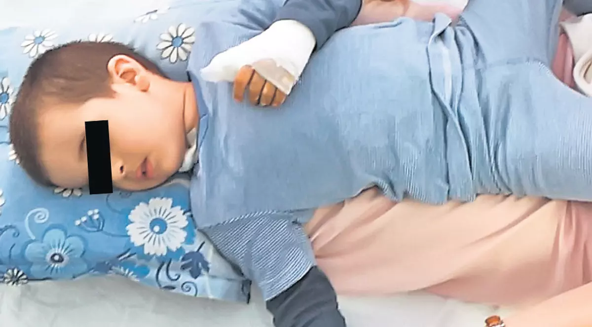 Incredibil! Medicii din Hunedoara i-au operat unui copil mâna sănătoasă