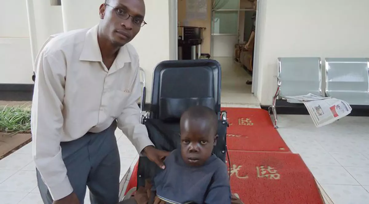 Drama băiețelului-elefant. Boala picioarelor umflate i-ar putea aduce moartea