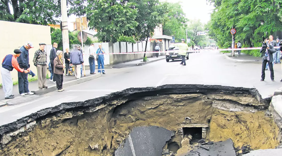 Uite ce crater uriaş s-a căscat în şosea