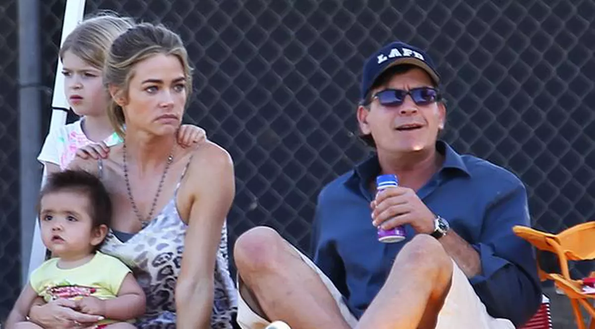 Denise Richards și Charlie Sheen formează din nou un cuplu