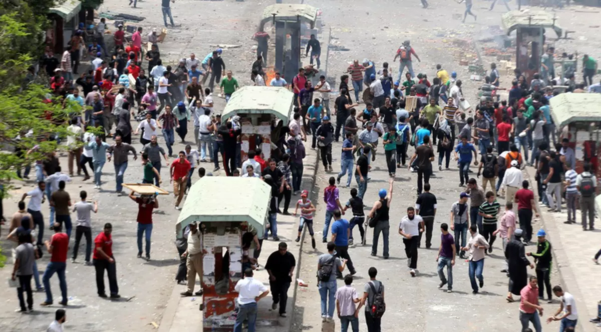 Haos pe străzile din Cairo. Manifestanții egipteni s-au luat la bătaie cu polițiștii