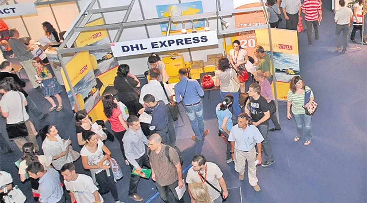 Au stat la coadă pentru o slujbă la târgul eJobs