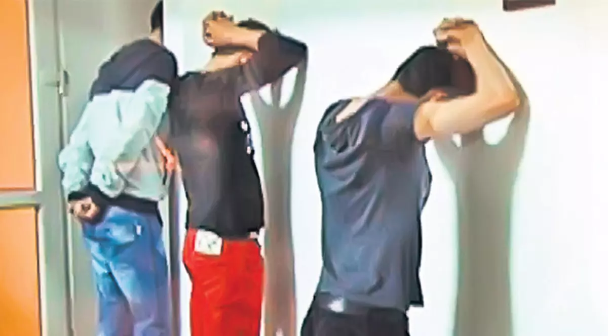 Elevi scandalagii, aliniaţi la secţia de poliţie