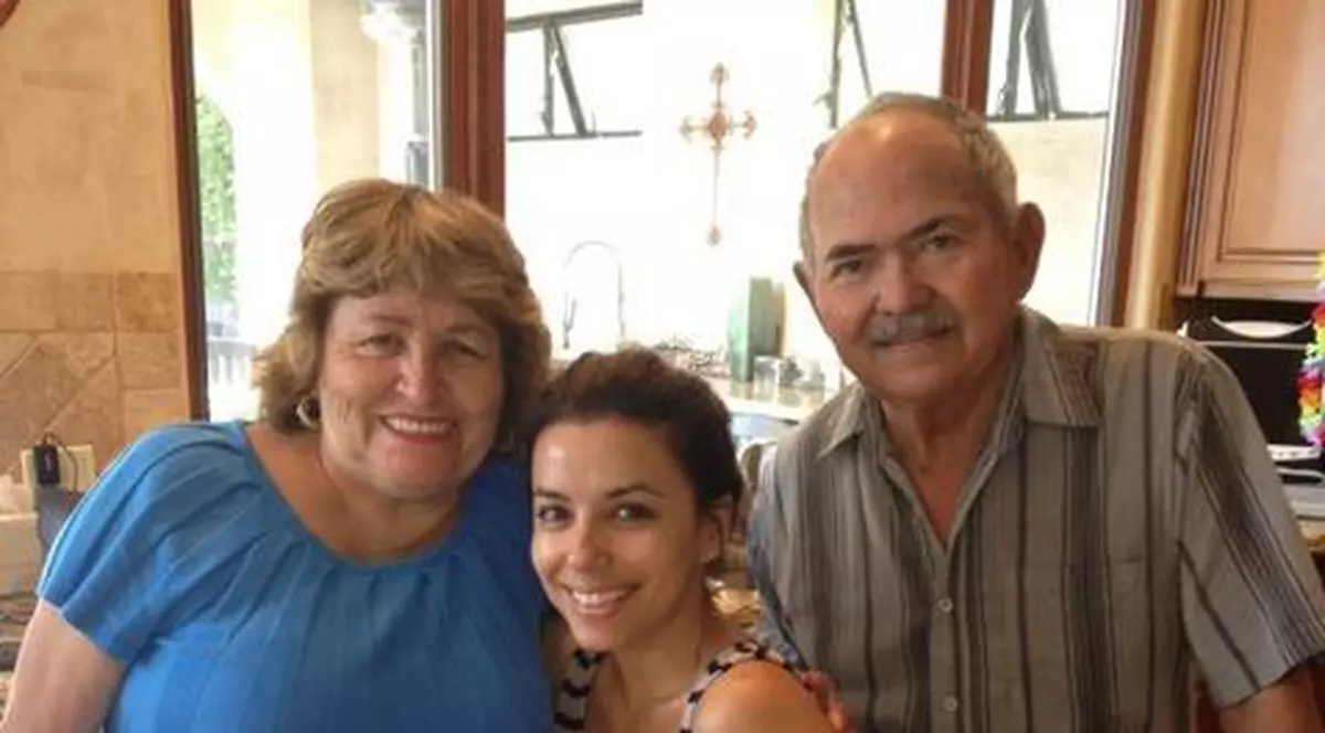 Uite-o pe Eva Longoria nemachiată! Îți place cum arată? FOTO