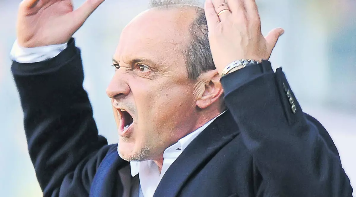 Tehnicianul Delio Rossi a fost dat afară de Fiorentina după ce i-a dat un pumn lui Adem Ljajici în timpul meciului cu Novara | FOTO&VIDEO