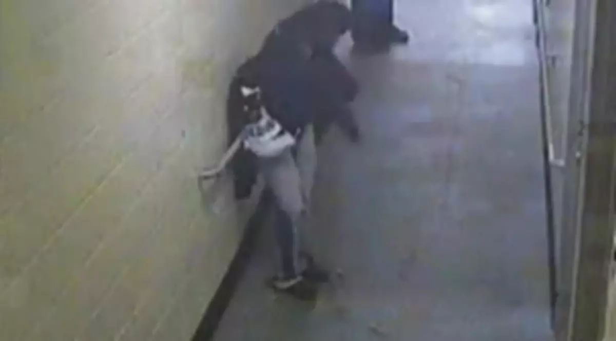 Întâmplarea care o va MARCA pe VIAŢĂ! Uite ce a păţit această tânără într-o TOALETĂ PUBLICĂ | VIDEO