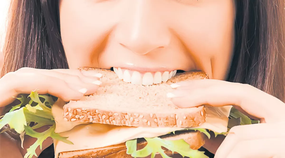 Înghiţi nemestecat? Stomacul se îmbolnăveşte!