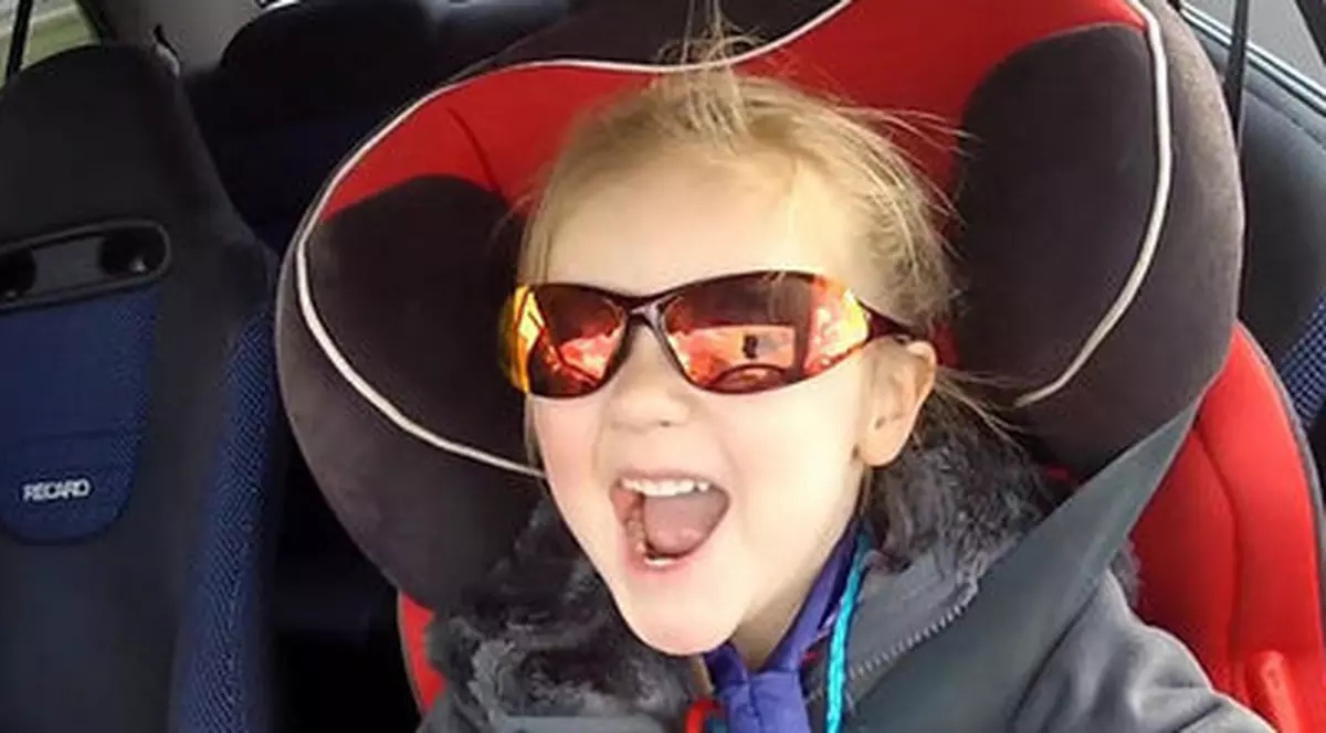 Fetiţă pilot la 3 ani! Uite cum ”rupe” 320 CP VIDEO