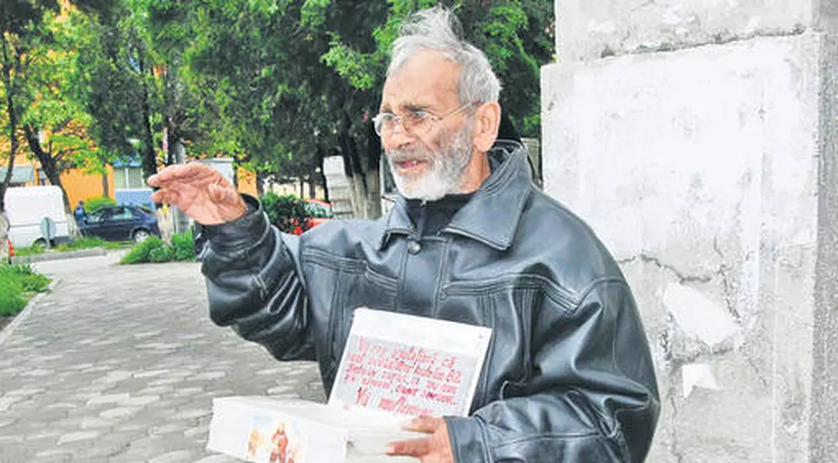 Bătrânul contorsionist de la "Românii au talent" trăiește într-o sărăcie lucie. Spală scara blocului și cerșește!