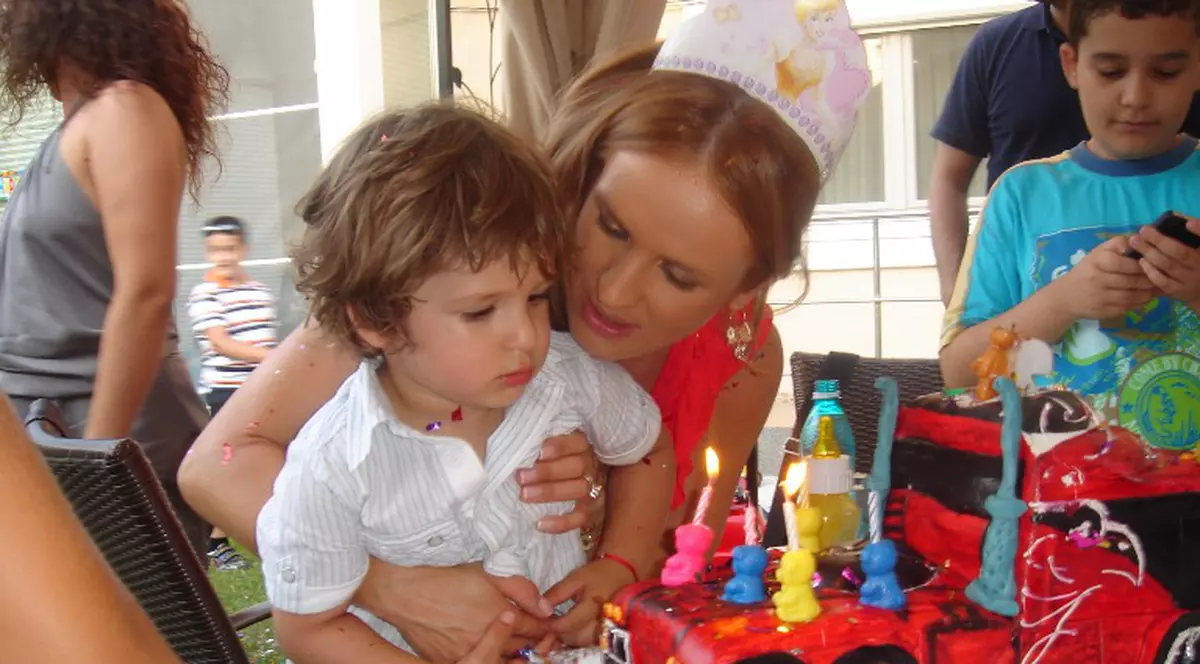 Diana Munteanu Niculescu şi fiul ei, David, se pregătesc de grădiniţă