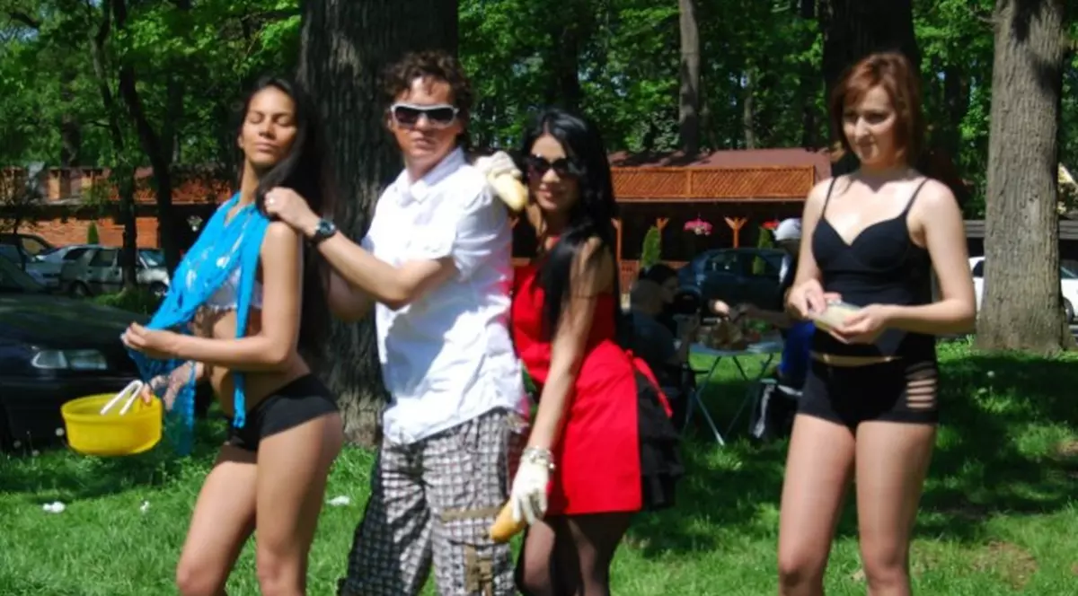 "CURVARUL de România" şi-a scos PIŢIPOANCELE la grătar! Uite cum s-au dat în stambă | FOTO