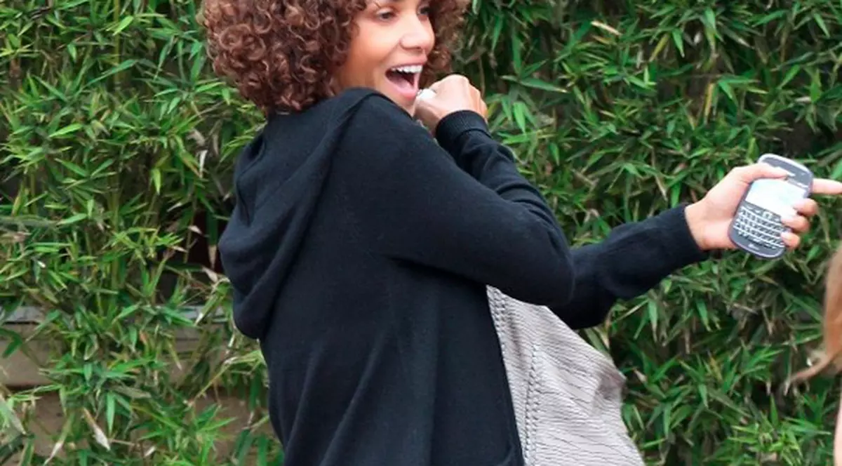 UAU! Când i-a crescut burta atât de mult? Halle Berry și poza care îi dă de gol graviditatea! FOTO