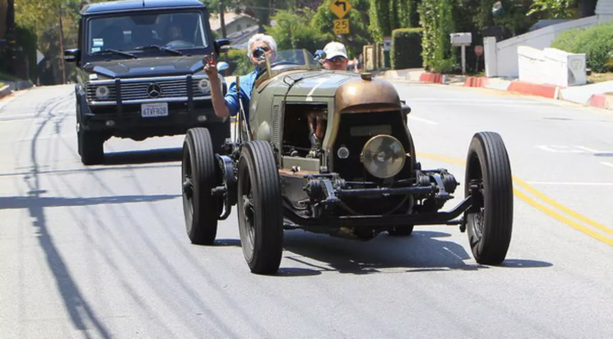 Jay Leno a ieşit cu "tractorul" la plimbare! | FOTO