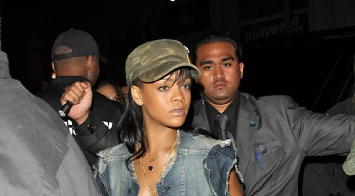 RIHANNA E PE MOARTE?! Are ficatul făcut praf din cauza alcoolului! "Poate să moară mâine", spun doctorii