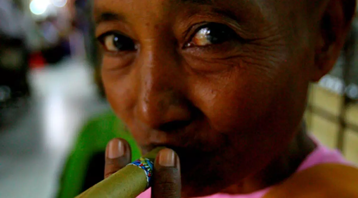 Scandal de proporţii! Călugări budişti, surprinşi jucând poker, fumând şi consumând băuturi alcoolice!