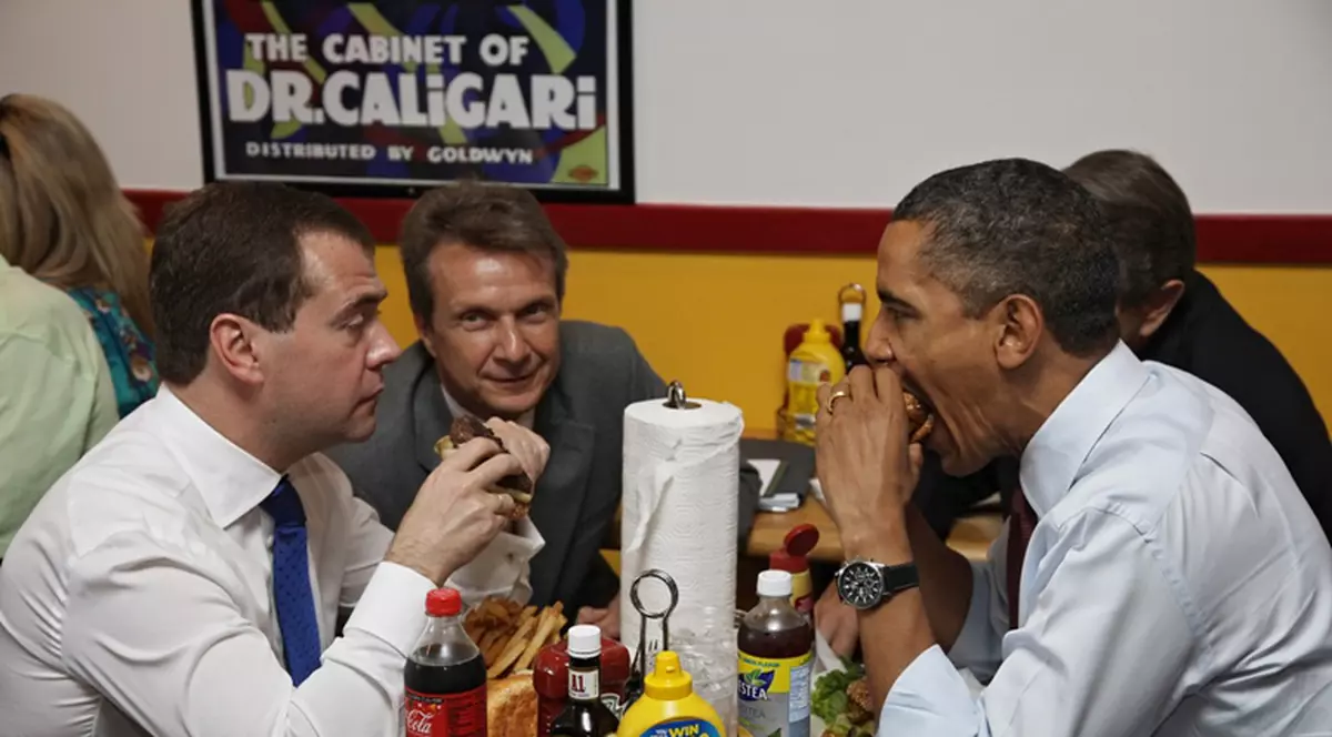 Obama, tras la răspundere! I se cere să nu mai consume hamburgeri în public!