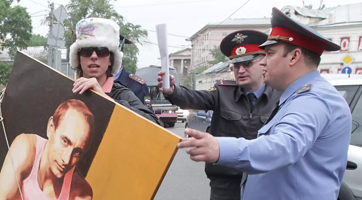 "Ţarul" Putin nu suportă nici o ofensă! Un tânăr a fost condamnat la închisoare pentru că a scuipat un portret al preşedintelui!