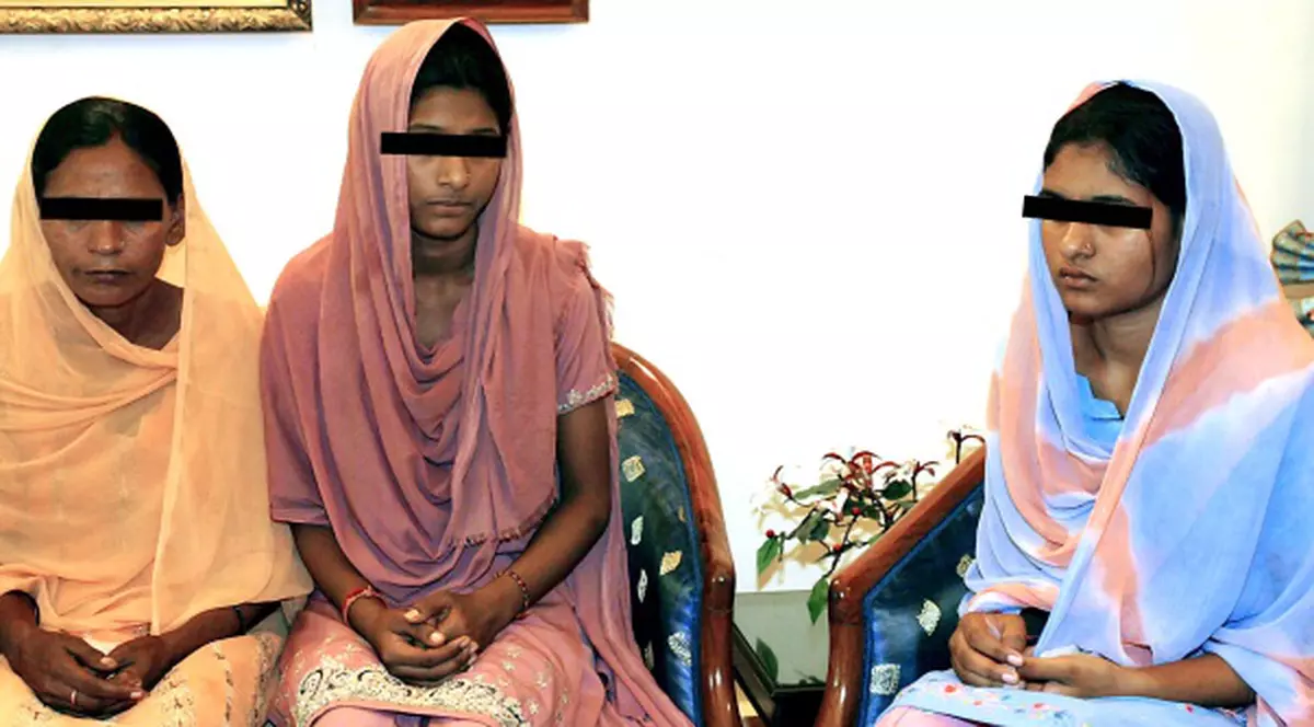 Motivul INCREDIBIL pentru care un bărbat şi-a luat trei neveste!