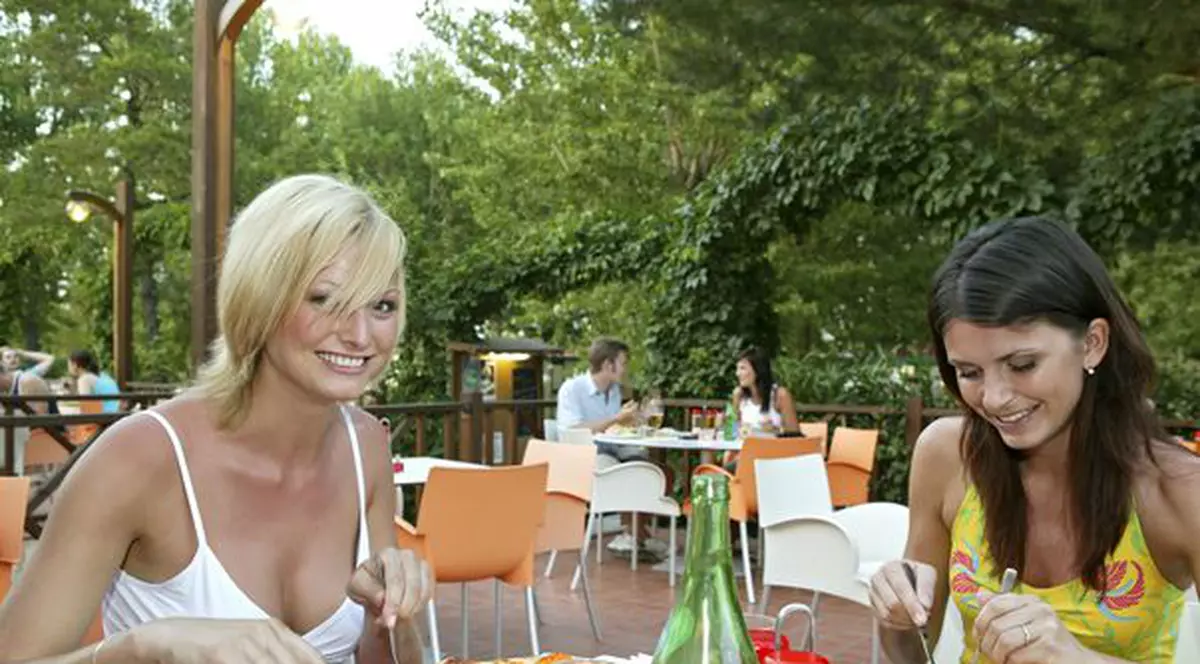 Studiu: Românii merg la restaurant să se ”răsfețe” cu mâncare nesănătoasă