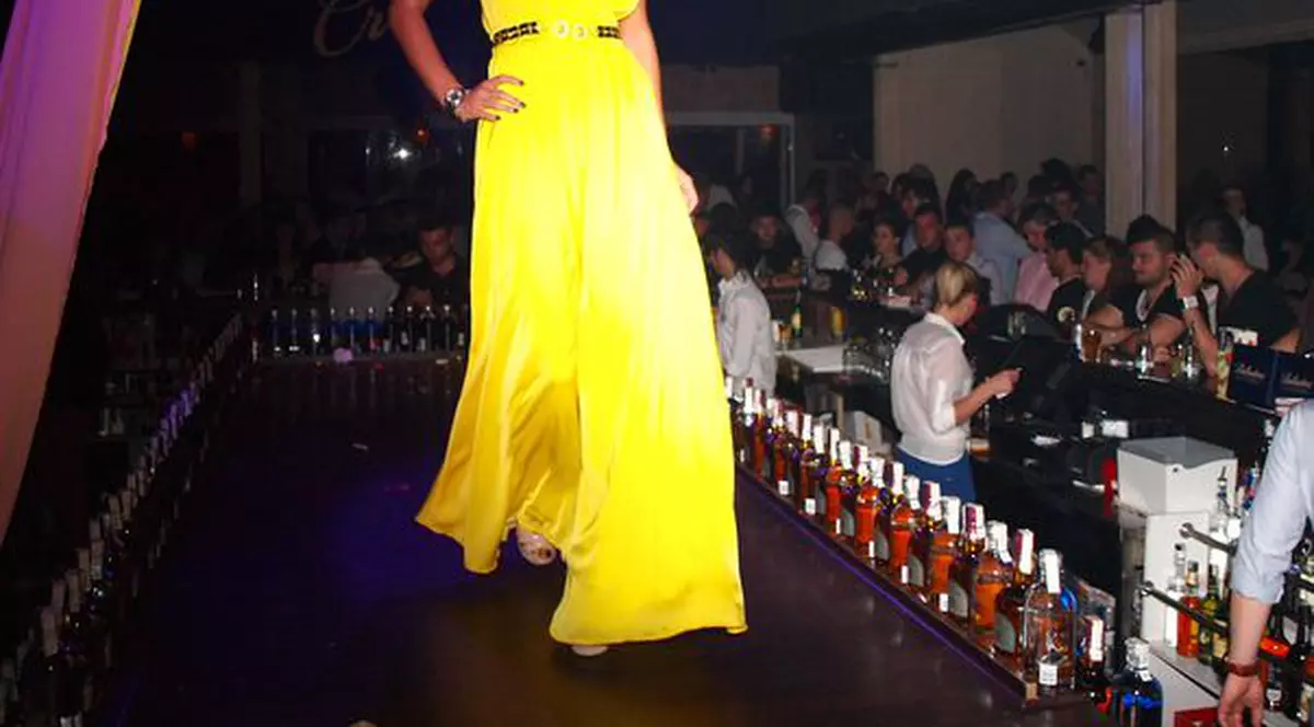 Marina Dina S-A ASCUNS DE FANI. De ce a defilat blonda MASCATĂ?