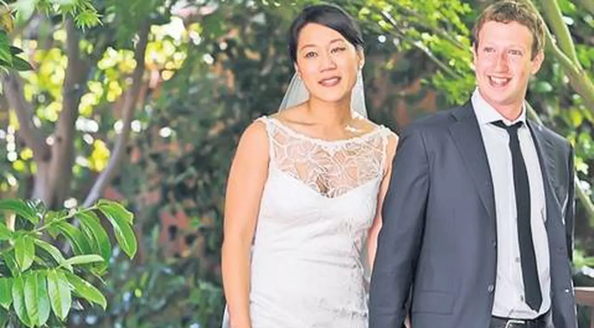 Este miliardar, are tot internetul la picioare, însă s-a zgârcit la inelul iubitei! Vezi cât a dat Mark Zuckerberg pe bijuteria de logodnă!