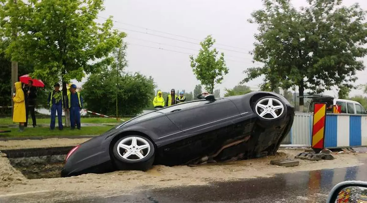 Afaceristul care a căzut cu limuzina în groapă a fost AMENDAT!