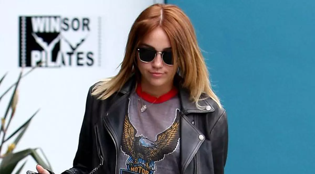 Miley Cyrus și-a schimbat look-ul. Îți place cum îi stă?